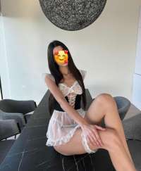 Asya Eve Otele gelen Genç Bayan 