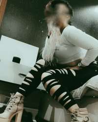 Dik kalçalı genç kız Miya