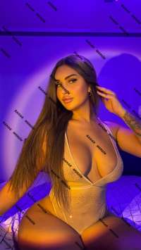 İri göguslu bayan Bahar. KENDİ YERIM VAR  