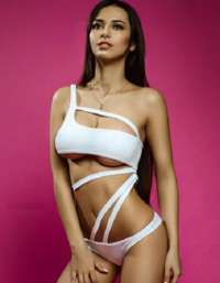 Mersin'de Kendine Güvenen ve Profesyonel Escort Güzeli