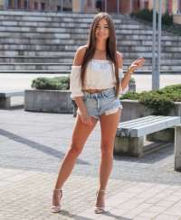 Sizleri hoş karşılayacak Larisa ve Melek