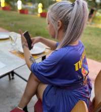  Utangaç veya çekingen bir bayan Berna