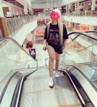  Utangaç veya çekingen bir bayan Berna