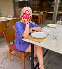  Utangaç veya çekingen bir bayan Berna