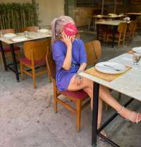  Utangaç veya çekingen bir bayan Berna