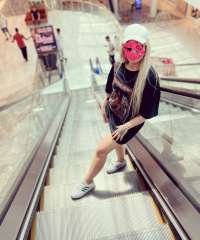  Utangaç veya çekingen bir bayan Berna