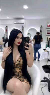 Uzun siyah saçlı seksi bayan Yezda